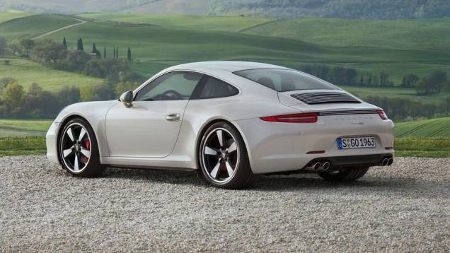 O carro vem equipado com motor 3.8 de seis cilindros contrapostos, derivado do Carrera S. Com o pacote Powerkit, porém, a potência entregue aumenta de 400 cavalos para 430 cv | <a href="https://quatrorodas.abril.com.br/saloes/frankfurt/2013/porsche-911-50t" rel="migration"></a> O carro vem equipado com motor 3.8 de seis cilindros contrapostos, derivado do Carrera S. Com o pacote Powerkit, porém, a potência entregue aumenta de 400 cavalos para 430 cv | <a href="https://quatrorodas.abril.com.br/saloes/frankfurt/2013/porsche-911-50t" rel="migration"></a>