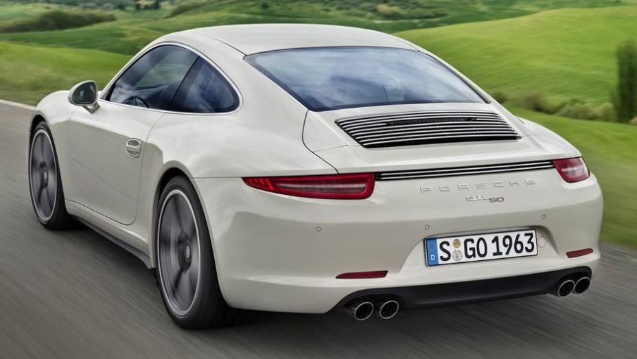 O 911 50th Anniversary Edition acelera de 0 a 96 km/h em 4,2 segundos, se equipado com câmbio manual de sete marchas | <a href="https://quatrorodas.abril.com.br/saloes/frankfurt/2013/porsche-911-50th-anniversary-edition-753233.shtml" rel="migration">Leia mais</a>