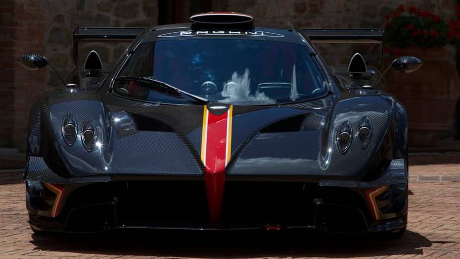 O modelo conta com chassis em carbono-titânio, fazendo com que o peso final do carro seja de apenas 1.070 kg | <a href="%20https://quatrorodas.abril.com.br/noticias/fabricantes/pagani-mostra-zonda-revolucion-743107.shtml" rel="migration">Leia mais</a>