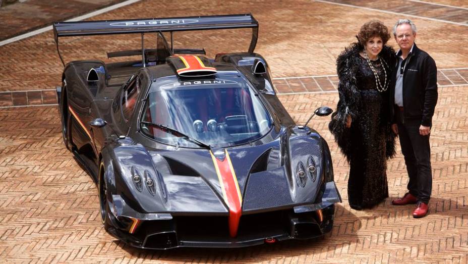 Já o motor que equipa o Zonda Revolucion é o 6.0 V12, que oferece 800 cavalos de potência e 74,4 kgfm de torque | <a href="%20https://quatrorodas.abril.com.br/noticias/fabricantes/pagani-mostra-zonda-revolucion-743107.shtml" rel="migration">Leia mais</a>