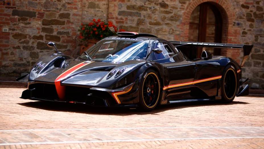 A transmissão é sequencial de seis velocidades, com tempo de troca estimado pela fabricante em 20 milisegundos | <a href="%20https://quatrorodas.abril.com.br/noticias/fabricantes/pagani-mostra-zonda-revolucion-743107.shtml" rel="migration">Leia mais</a>