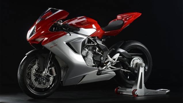 Moto vem equipada com um motor de três cilindros de 798 cc, derivado da supermotard Rivale | <a href="%20https://quatrorodas.abril.com.br/moto/noticias/mv-agusta-f3-800-chega-r-56-mil-792913.shtml" rel="migration">Leia mais</a>