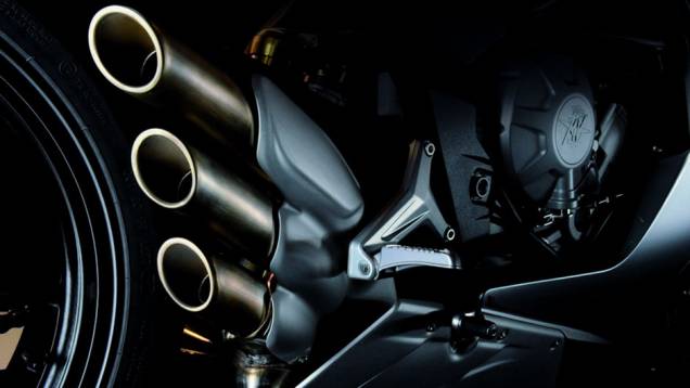 Detalhe das três saídas de escape | <a href="https://quatrorodas.abril.com.br/moto/noticias/mv-agusta-f3-800-chega-r-56-mil-792913.shtml" rel="migration">Leia mais</a> Detalhe das três saídas de escape | <a href="https://quatrorodas.abril.com.br/moto/noticias/mv-agusta-f3-800-chega-r-56-mil-792913.shtml" rel="migration">Leia mais</a>