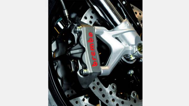Para poder parar todo esse conjunto, a motocicleta possui freios a disco monobloco da Brembo | <a href="%20https://quatrorodas.abril.com.br/moto/noticias/mv-agusta-f3-800-chega-r-56-mil-792913.shtml" rel="migration">Leia mais</a>
