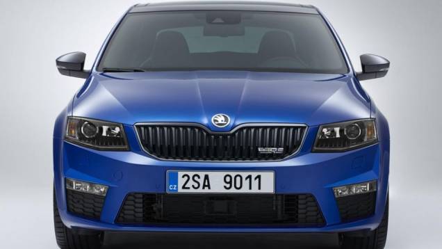 Com versões sedã e perua (Combi), o Octavia RS tem duas opções de motorização: 2.0 turbo a gasolina, que entrega 220 cavalos de potência, e 2.0 turbo a diesel, de 184 cv | <a href="https://quatrorodas.abril.com.br//saloes/frankfurt/2013/skoda-octavia-rs-75" rel="migration"></a>