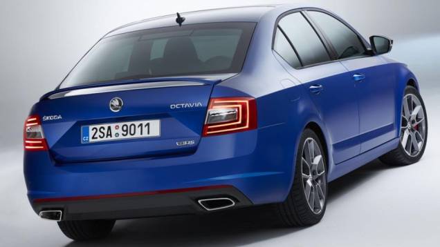 Equipado com a primeira, o carro acelera de 0 a 100 km/h em 6,8 segundos e chega à velocidade máxima de 248 km/h; com a segunda, vai de 0 a 100 km/h em 8,1 segundos e alcança os 232 km/h | <a href="https://quatrorodas.abril.com.br//saloes/frankfurt/2013/sk" rel="migration"></a> Equipado com a primeira, o carro acelera de 0 a 100 km/h em 6,8 segundos e chega à velocidade máxima de 248 km/h; com a segunda, vai de 0 a 100 km/h em 8,1 segundos e alcança os 232 km/h | <a href="https://quatrorodas.abril.com.br//saloes/frankfurt/2013/sk" rel="migration"></a>