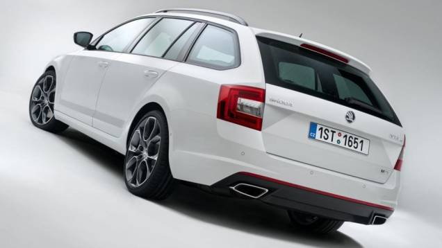 De série, o modelo conta com transmissão manual de seis marchas, mas também está disponível, como opcional, câmbio DSG de seis velocidades | <a href="https://quatrorodas.abril.com.br//saloes/frankfurt/2013/skoda-octavia-rs-753260.shtml" rel="migration">Leia mais</a> De série, o modelo conta com transmissão manual de seis marchas, mas também está disponível, como opcional, câmbio DSG de seis velocidades | <a href="https://quatrorodas.abril.com.br//saloes/frankfurt/2013/skoda-octavia-rs-753260.shtml" rel="migration">Leia mais</a>