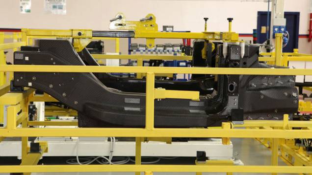 O 4C é feito na fábrica da Maserati, em Modena. Várias peças de fibra de carbono são utilizadas na montagem, como o monocoque do veículo, aqui recém-saído de um container