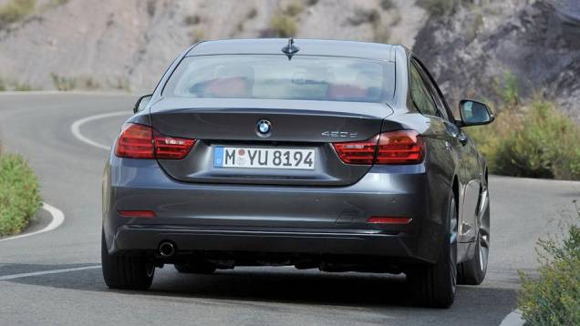 Olhando deste ângulo é quase impossível identificar se o modelo é um cupê ou um sedã | <a href="https://quatrorodas.abril.com.br/saloes/frankfurt/2013/bmw-serie-4-coupe-753156.shtml" rel="migration">Leia mais</a> Olhando deste ângulo é quase impossível identificar se o modelo é um cupê ou um sedã | <a href="https://quatrorodas.abril.com.br/saloes/frankfurt/2013/bmw-serie-4-coupe-753156.shtml" rel="migration">Leia mais</a>