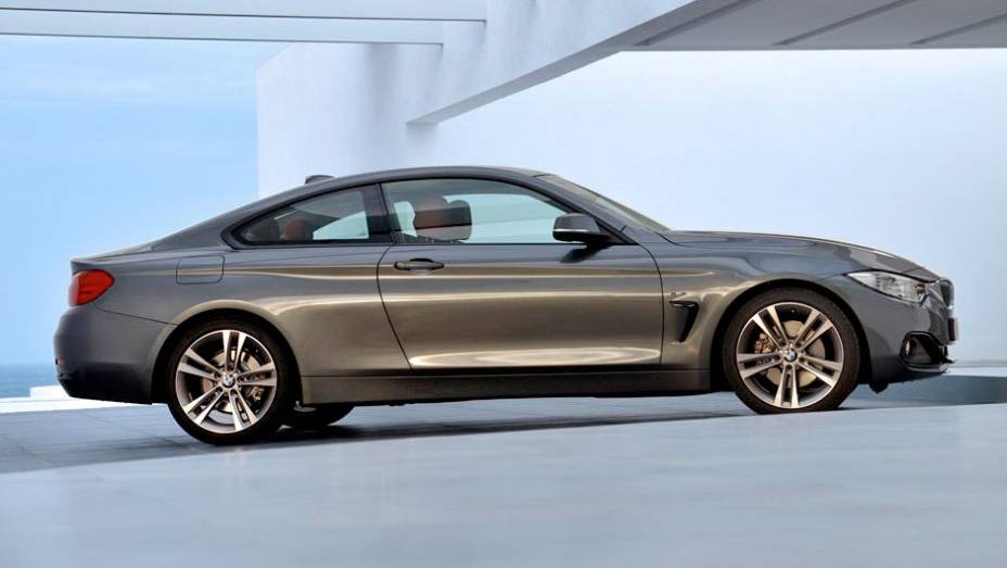 À princípio, o Série 4 será vendido nas versões 420d, 428i e 435i | <a href="https://quatrorodas.abril.com.br/saloes/frankfurt/2013/bmw-serie-4-coupe-753156.shtml" rel="migration">Leia mais</a>