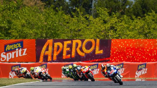 Jorge Lorenzo (Yamaha Factory Racing) conquistou sua segunda vitória consecutiva no Mundial de MotoGP 2013 | <a href="%20https://quatrorodas.abril.com.br/moto/noticias/motogp-lorenzo-domina-gp-catalunha-744220.shtml" rel="migration">Leia mais</a> Jorge Lorenzo (Yamaha Factory Racing) conquistou sua segunda vitória consecutiva no Mundial de MotoGP 2013 | <a href="%20https://quatrorodas.abril.com.br/moto/noticias/motogp-lorenzo-domina-gp-catalunha-744220.shtml" rel="migration">Leia mais</a>