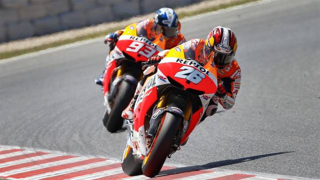 Os pilotos da equipe Repsol Honda Team, Dani Pedrosa, em segundo, e Marc Márquez, em terceiro, completaram o pódio | <a href="%20https://quatrorodas.abril.com.br/moto/noticias/motogp-lorenzo-domina-gp-catalunha-744220.shtml" rel="migration">Leia mais</a>