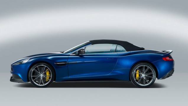 Conversível custará 300 mil dólares | <a href="https://quatrorodas.abril.com.br/noticias/fabricantes/aston-martin-lanca-vanquish-volante-conversivel-300-mil-dolares-744609.shtml" rel="migration">Leia mais</a>