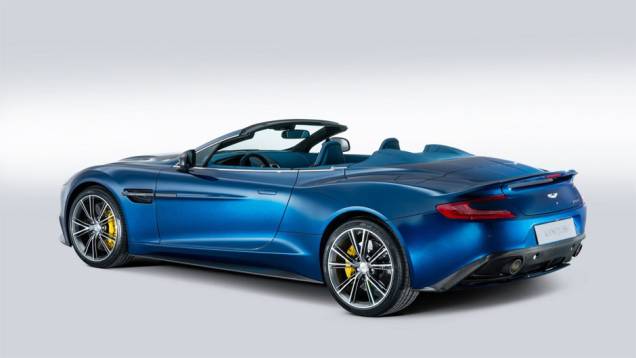 Seu motor rende 573 cavalos de potência e torque máximo de 63,2 mkgf a 5.500 rpm | <a href="https://quatrorodas.abril.com.br/noticias/fabricantes/aston-martin-lanca-vanquish-volante-conversivel-300-mil-dolares-744609.shtml" rel="migration">Leia mais</a>