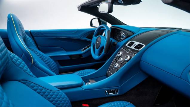 O Aston Martin Vanquish Volante também está equipado com um câmbio automático de seis velocidades | <a href="https://quatrorodas.abril.com.br/noticias/fabricantes/aston-martin-lanca-vanquish-volante-conversivel-300-mil-dolares-744609.shtml" rel="migration">Leia mais</a>