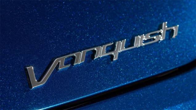 Aston Martin lança Vanquish Volante conversível por 300 mil dólares | <a href="https://quatrorodas.abril.com.br/noticias/fabricantes/aston-martin-lanca-vanquish-volante-conversivel-300-mil-dolares-744609.shtml" rel="migration">Leia mais</a>