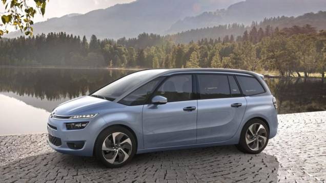 De acordo com o comunicado emitido pela montadora, a reformulada minivan chega com o pioneirismo de combinar amplo espaço interior e exterior com design fluido | <a href="%20https://quatrorodas.abril.com.br/noticias/fabricantes/citroen-revela-grand-c4-picass" rel="migration"></a>