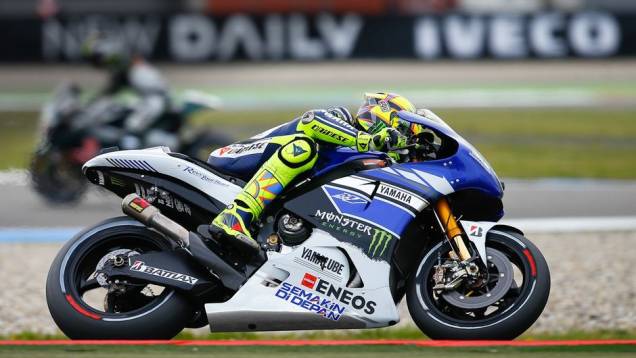 Valentino Rossi foi o vencedor da prova da MotoGP na Holanda | <a href="http://quatrorodas.abril.com.br/moto/noticias/motogp-rossi-reencontra-vitoria-assen-745441.shtml" rel="migration">Leia mais</a>
