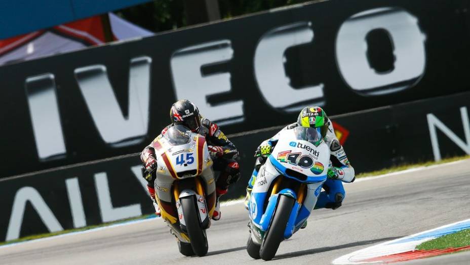 Na Moto2, disputa acirrada entre Pol Espargaró e Scott Redding | <a href="https://quatrorodas.abril.com.br/moto/noticias/motogp-rossi-reencontra-vitoria-assen-745441.shtml" rel="migration">Leia mais</a>