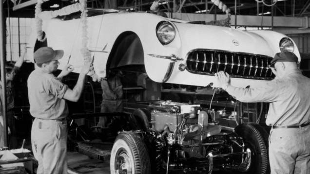 O lendário Chevrolet Corvette completa 60 anos. Confira alguns dos modelos do esportivo, produzidos entre 1953 e 2013 | <a href="%20https://quatrorodas.abril.com.br/noticias/classicos/gm-celebra-60-anos-corvette-745457.shtml" rel="migration">Leia mais</a>