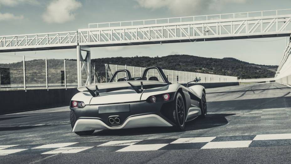 O modelo vai de 0 a 100 km/h em 3,7 segundos, chegando à velocidade máxima de 245 km/h | <a href="https://quatrorodas.abril.com.br/noticias/fabricantes/esportivo-vuhl-05-lancado-745792.shtml" rel="migration">Leia mais</a>