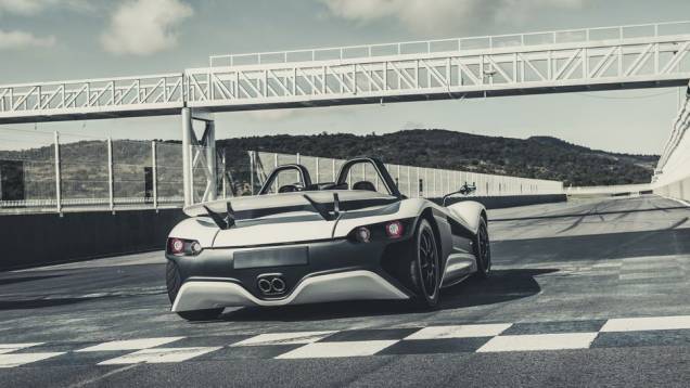 O modelo vai de 0 a 100 km/h em 3,7 segundos, chegando à velocidade máxima de 245 km/h | <a href="https://quatrorodas.abril.com.br/noticias/fabricantes/esportivo-vuhl-05-lancado-745792.shtml" rel="migration">Leia mais</a> O modelo vai de 0 a 100 km/h em 3,7 segundos, chegando à velocidade máxima de 245 km/h | <a href="https://quatrorodas.abril.com.br/noticias/fabricantes/esportivo-vuhl-05-lancado-745792.shtml" rel="migration">Leia mais</a>