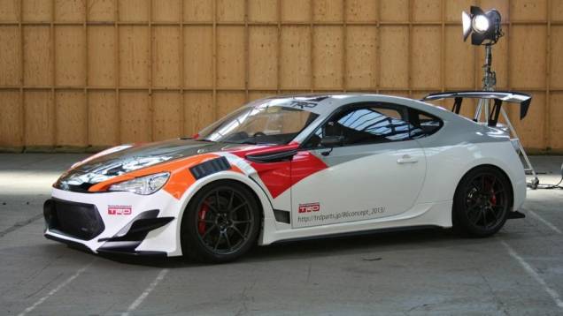 Lembrando as características do modelo: ele tem 226 kg a menos do que o GT86 convencional | <a href="https://quatrorodas.abril.com.br/noticias/fabricantes/toyota-mostra-novos-fotos-gt86-trd-griffon-project-746287.shtml" rel="migration">Leia mais</a>