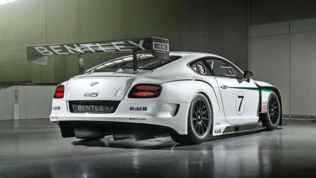 Assim, o peso do modelo fica em 1.300 kg | <a href="https://quatrorodas.abril.com.br/noticias/fabricantes/bentley-apresenta-continental-gt3-goodwood-746678.shtml" rel="migration">Leia mais</a>