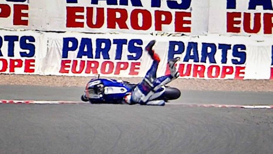 Mas a cena do dia foi a queda de Jorge Lorenzo | <a href="https://quatrorodas.abril.com.br/moto/noticias/motogp-bradl-lidera-lorenzo-ficara-fora-746684.shtml" rel="migration">Leia mais</a>