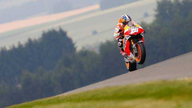 Dani Pedrosa terminou em terceiro | <a href="https://quatrorodas.abril.com.br/moto/noticias/motogp-bradl-lidera-lorenzo-ficara-fora-746684.shtml" rel="migration">Leia mais</a>