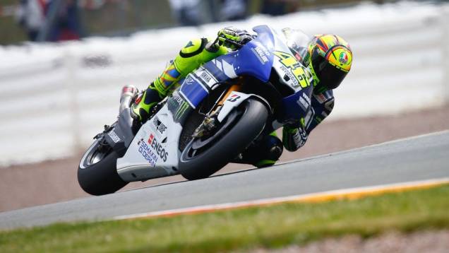 Valentino Rossi acabou em quarto | <a href="https://quatrorodas.abril.com.br/moto/noticias/motogp-bradl-lidera-lorenzo-ficara-fora-746684.shtml" rel="migration">Leia mais</a>