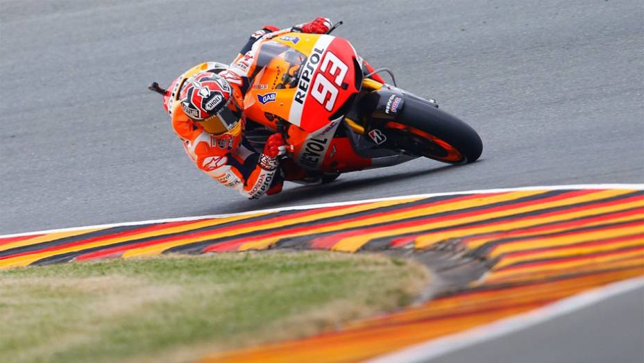 Marc Márquez (Repsol Honda Team) garantiu a pole position na Alemanha | <a href="https://quatrorodas.abril.com.br/moto/noticias/motogp-marquez-conquista-pole-alemanha-746854.shtml" rel="migration">Leia mais</a>