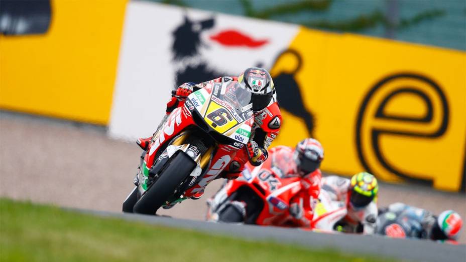 Stefan Bradl (LCR Honda MotoGP), com o apoio da torcida alemã, largará em quarto | <a href="https://quatrorodas.abril.com.br/moto/noticias/motogp-marquez-conquista-pole-alemanha-746854.shtml" rel="migration">Leia mais</a>