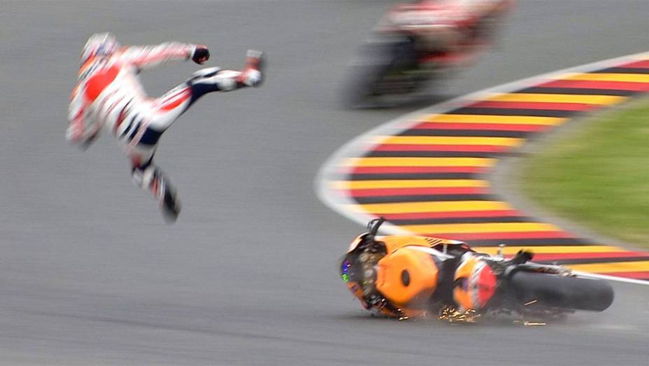 Dani Pedrosa (Repsol Honda Team) sofreu forte queda neste sábado | <a href="https://quatrorodas.abril.com.br/moto/noticias/motogp-marquez-conquista-pole-alemanha-746854.shtml" rel="migration">Leia mais</a>