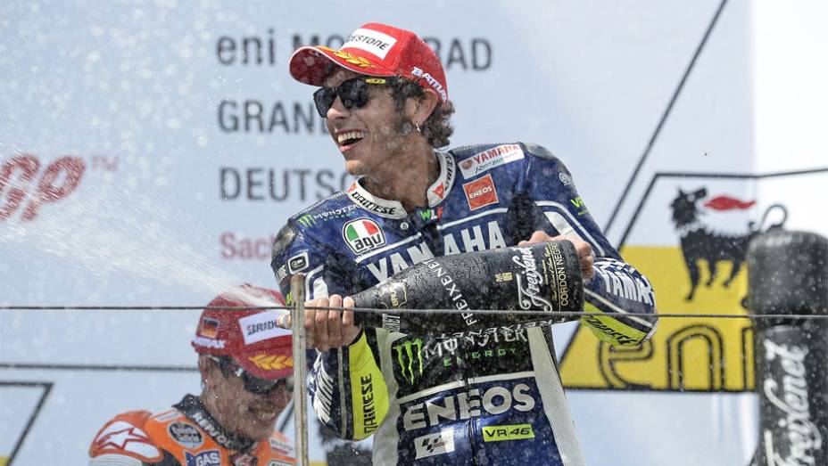 Valentino Rossi comemorou bastante segundo pódio consecutivo | <a href="https://quatrorodas.abril.com.br/moto/noticias/motogp-marquez-vence-alemanha-lider-746865.shtml" rel="migration">Leia mais</a>