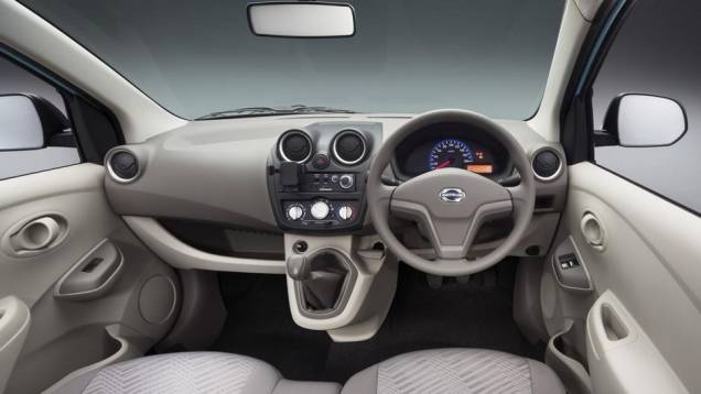 Por dentro, o porta-luvas foi removido e o câmbio foi colocado numa posição mais próxima ao volante | <a href="%20https://quatrorodas.abril.com.br/noticias/fabricantes/datsun-go-revelado-746884.shtml" rel="migration">Leia mais</a> Por dentro, o porta-luvas foi removido e o câmbio foi colocado numa posição mais próxima ao volante | <a href="%20https://quatrorodas.abril.com.br/noticias/fabricantes/datsun-go-revelado-746884.shtml" rel="migration">Leia mais</a>