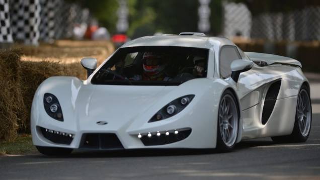 A Sin, fabricante automotiva alemã, colocou o supercarro R1 em movimento diante do público pela primeira vez no último final de semana, durante o Festival de Goodwood | <a href="%20https://quatrorodas.abril.com.br/noticias/fabricantes/sin-r1-circula-goodwood" rel="migration"></a>