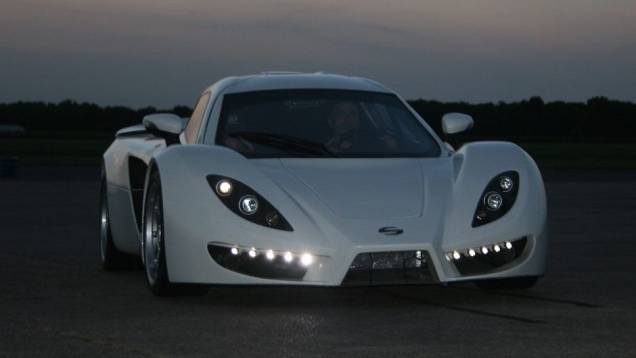 Ele é movido por um motor 6.2 V8 originário da GM, de 518 cavalos de potência, contando ainda com transmissão manual de seis marchas e tração traseira | <a href="%20https://quatrorodas.abril.com.br/noticias/fabricantes/sin-r1-circula-goodwood-747110.shtml" rel="migration">L</a> Ele é movido por um motor 6.2 V8 originário da GM, de 518 cavalos de potência, contando ainda com transmissão manual de seis marchas e tração traseira | <a href="%20https://quatrorodas.abril.com.br/noticias/fabricantes/sin-r1-circula-goodwood-747110.shtml" rel="migration">L</a>