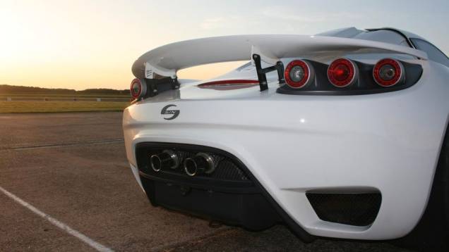 Em termos de performance, o R1 acelera de 0 a 100 km/h em 3 segundos, alcançando a velocidade máxima de 320 km/h | <a href="%20https://quatrorodas.abril.com.br/noticias/fabricantes/sin-r1-circula-goodwood-747110.shtml" rel="migration">Leia mais</a> Em termos de performance, o R1 acelera de 0 a 100 km/h em 3 segundos, alcançando a velocidade máxima de 320 km/h | <a href="%20https://quatrorodas.abril.com.br/noticias/fabricantes/sin-r1-circula-goodwood-747110.shtml" rel="migration">Leia mais</a>