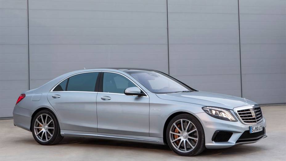 O S63 segue o conceito de design da linha AMG, apresentando para-choques reformulados | <a href="https://quatrorodas.abril.com.br/saloes/frankfurt/2013/mercedes-benz-s63-amg-751703.shtml" rel="migration">Leia mais</a>