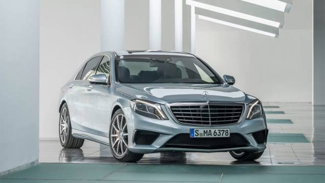 Sob o capô, o sedã é equipado com motor 5.5 V8 biturbo, oferecendo 585 cavalos de potência e 91,8 mkgf de torque | <a href="https://quatrorodas.abril.com.br/saloes/frankfurt/2013/mercedes-benz-s63-amg-751703.shtml" rel="migration">Leia mais</a> Sob o capô, o sedã é equipado com motor 5.5 V8 biturbo, oferecendo 585 cavalos de potência e 91,8 mkgf de torque | <a href="https://quatrorodas.abril.com.br/saloes/frankfurt/2013/mercedes-benz-s63-amg-751703.shtml" rel="migration">Leia mais</a>