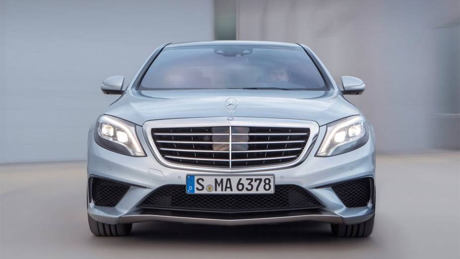 A transmissão é esportiva: AMG SPEEDSHIFT MCT, de sete velocidades | <a href="https://quatrorodas.abril.com.br/saloes/frankfurt/2013/mercedes-benz-s63-amg-751703.shtml" rel="migration">Leia mais</a>