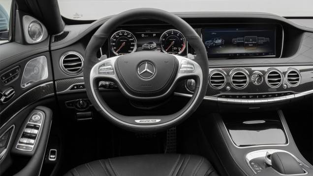 O Mercedes S63 AMG chegará às concessionárias dos Estados Unidos e do Reino Unido no último bimestre deste ano | <a href="https://quatrorodas.abril.com.br/saloes/frankfurt/2013/mercedes-benz-s63-amg-751703.shtml" rel="migration">Leia mais</a>