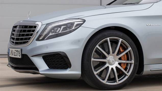 O S63 AMG 2014 apresenta saias laterais robustas e rodas de liga-leve de 19 polegadas | <a href="https://quatrorodas.abril.com.br/saloes/frankfurt/2013/mercedes-benz-s63-amg-751703.shtml" rel="migration">Leia mais</a>