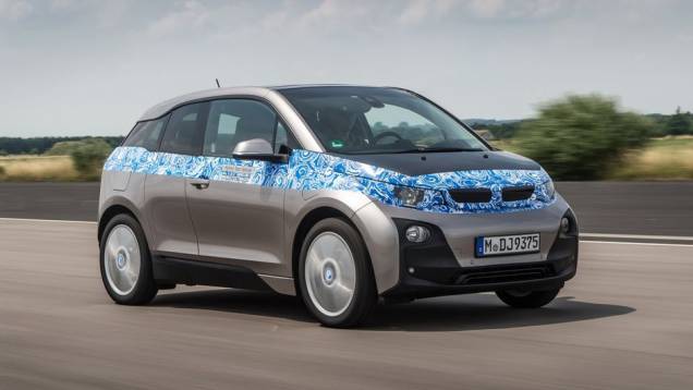 A montadora alemã revelou que o modelo será vendido no mercado britânico por 26.910 libras esterlinas | <a href="https://quatrorodas.abril.com.br/noticias/fabricantes/bmw-revela-fotos-informacoes-i3-747627.shtml" rel="migration">Leia mais</a>