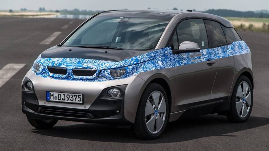 A BMW divulgou informações técnicas, preços e fotos com pouca camuflagem do i3 | <a href="https://quatrorodas.abril.com.br/noticias/fabricantes/bmw-revela-fotos-informacoes-i3-747627.shtml" rel="migration">Leia mais</a>