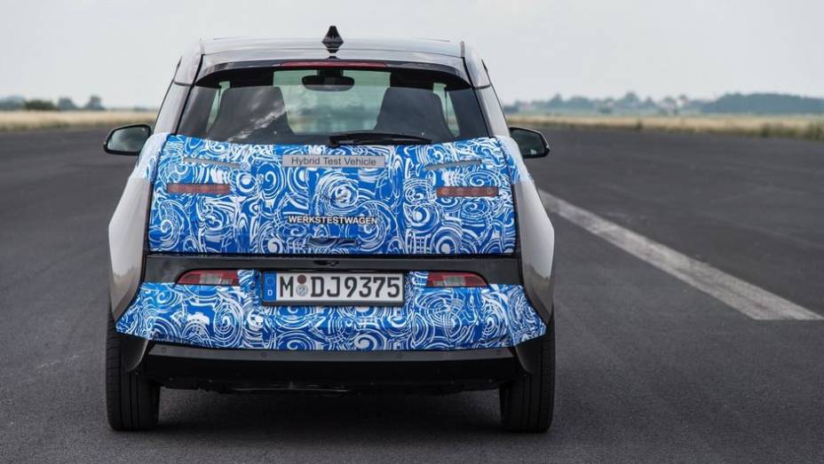 O carro também conta com bateria de íon-lítio de 22 kWh, possibilitando autonomia de até 160 km. | <a href="https://quatrorodas.abril.com.br/noticias/fabricantes/bmw-revela-fotos-informacoes-i3-747627.shtml" rel="migration">Leia mais</a>