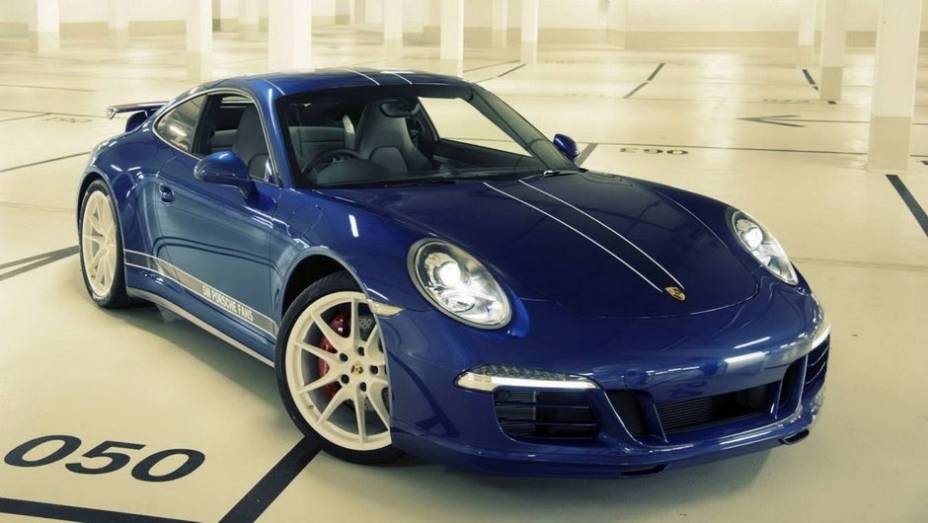 A Porsche revelou nessa segunda-feira (5) uma edição especial e única do 911 | <a href="https://quatrorodas.abril.com.br/noticias/fabricantes/porsche-celebra-5-milhoes-fas-facebook-911-especial-748940.shtml" rel="migration">Leia mais</a>