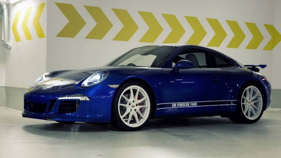 Baseada no Carrera 4S, ela foi criada para celebrar a marca de 5 milhões de fãs que "curtiram" a página da montadora no Facebook | <a href="https://quatrorodas.abril.com.br/noticias/fabricantes/porsche-celebra-5-milhoes-fas-facebook-911-especial-748940.sht" rel="migration"></a>