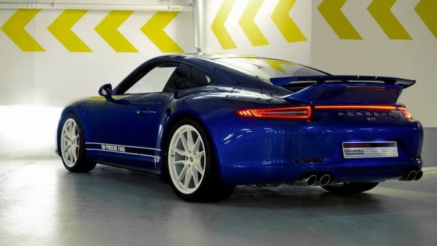 A cor de carroceria do modelo é azul, similar à tonalidade original da rede social, com alguns detalhes em branco | <a href="https://quatrorodas.abril.com.br/noticias/fabricantes/porsche-celebra-5-milhoes-fas-facebook-911-especial-748940.shtml" rel="migration"></a>